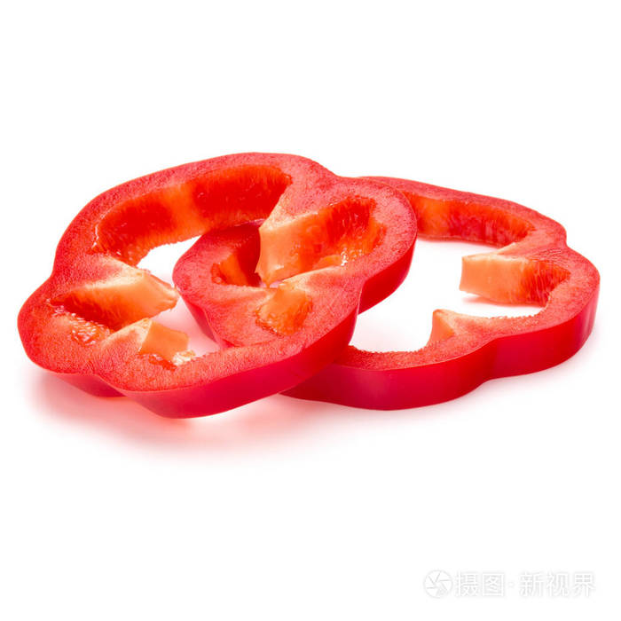 孤立在白色背景上的甜红椒片