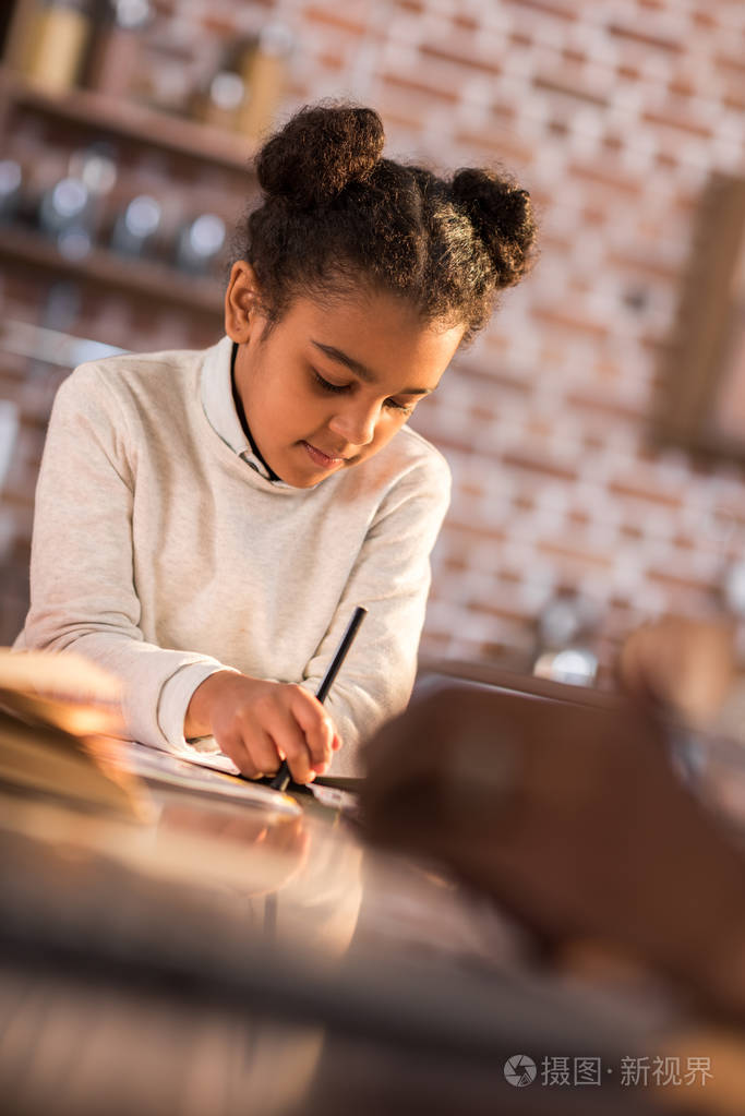 小女孩做作业