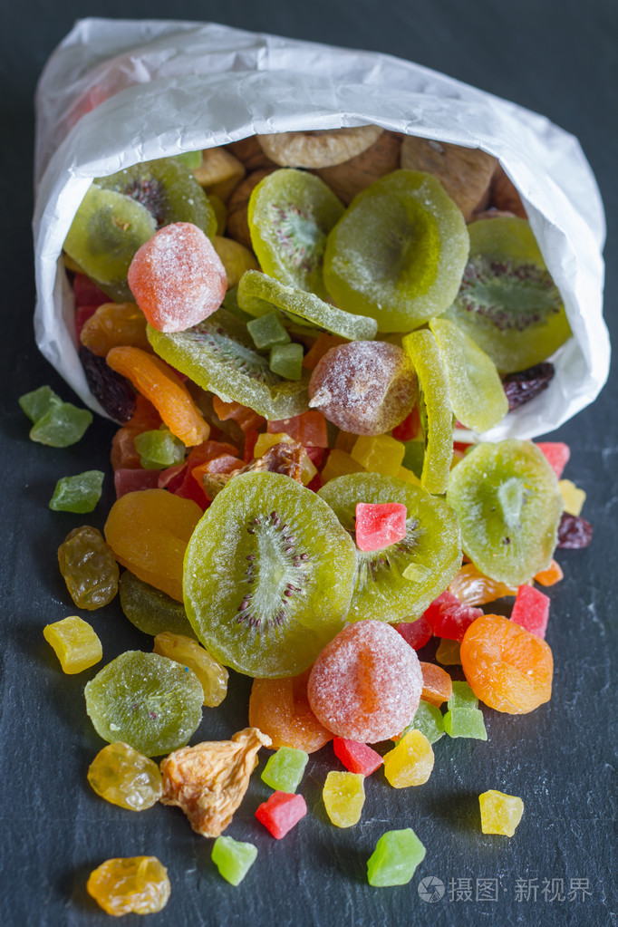 蜜饯干混合的品种的热带水果在袋子里