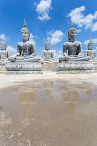 佛雕像和蓝天，省那空寺洛坤府泰国