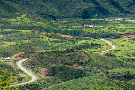 全景美丽的森林风景日出与薄雾山风景, 旺万荣, 老挝