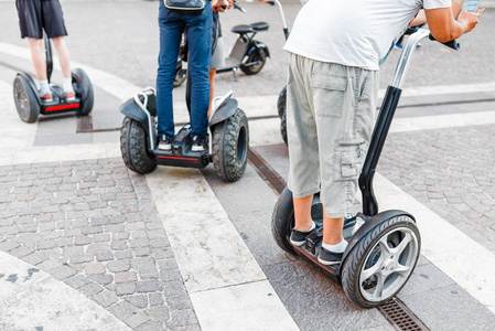 人们在城市的电动踏板车, 旅行的电子滑板车