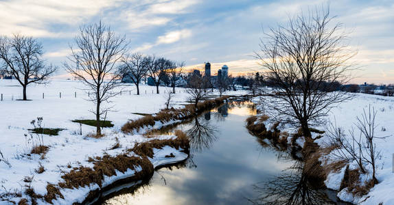 小溪流过雪原图片