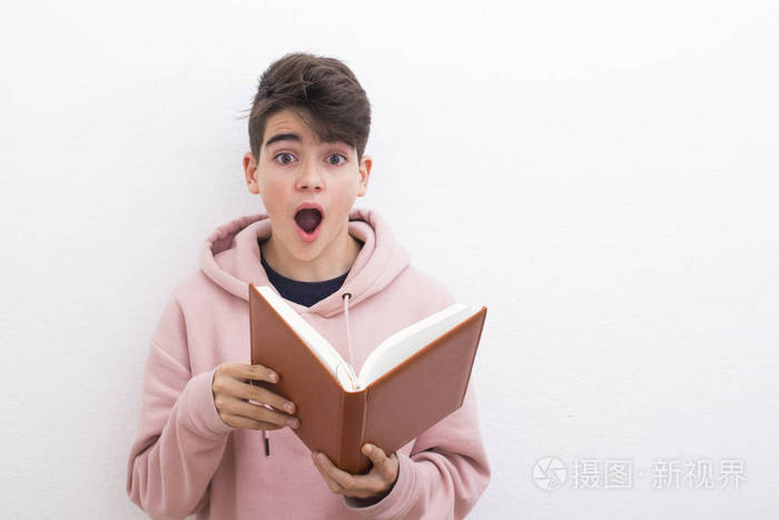 青少年或青春期前学生与书在白色背景照片-正版商用图片0ola22-摄图新