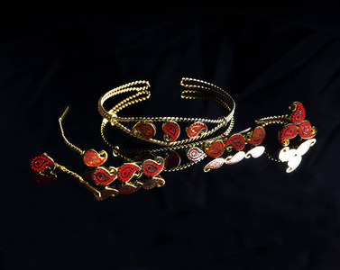 在黑色的 background.earrings 手链 戒指 吊坠金色东部土耳其复古女装手工饰品
