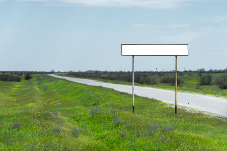 居住的区域的名字在农村附近反对蓝色天空和白云被绿色的草围拢照片