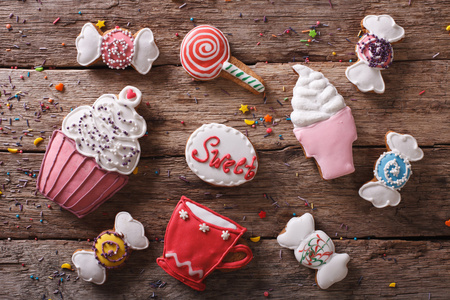 姜饼糖果特写在桌子上.水平的顶视图照片