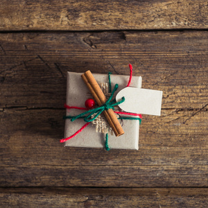圣诞礼物木制背景与糖果手杖，冷杉的枝条，蜡烛，上