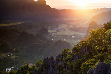 全景美丽的森林风景日出与薄雾山风景, 旺万荣, 老挝