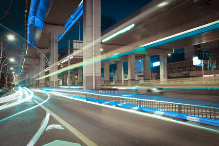 城市道路立交高架桥的夜景图片