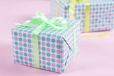 粉红的底色上的两个优雅的礼品盒。