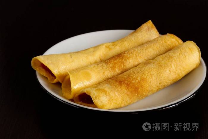 做成的木薯淀粉面粉鸡蛋和椰奶自制的薄煎饼健康饮食适当甜点