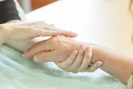 老年人血液粘稠按摩,促进血液循环的手照片