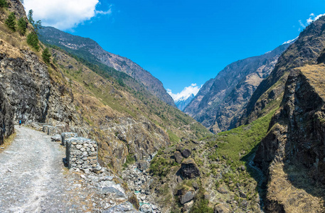 尼泊尔春季, 喜马拉雅山上的土山路