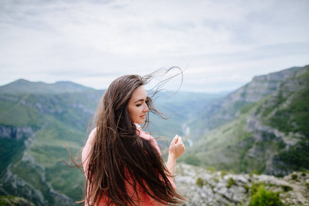 头发飘在风中照片