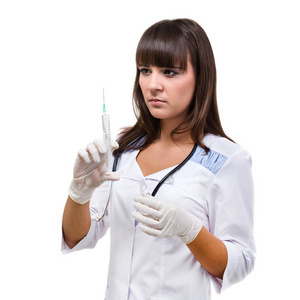 医生或护士脸上的面具和实验室外套拿着注射器。孤立的白色