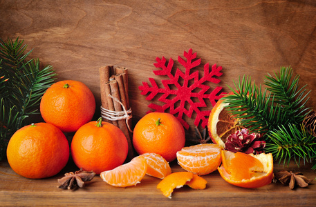 假期的时间。与橘子 八角茴香 肉桂棒和木制背景上圣诞树圣诞组成