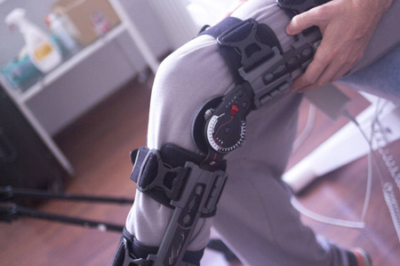 受伤的腿支撑支持照片