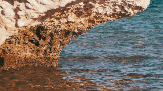 红海和岩石里清澈的水