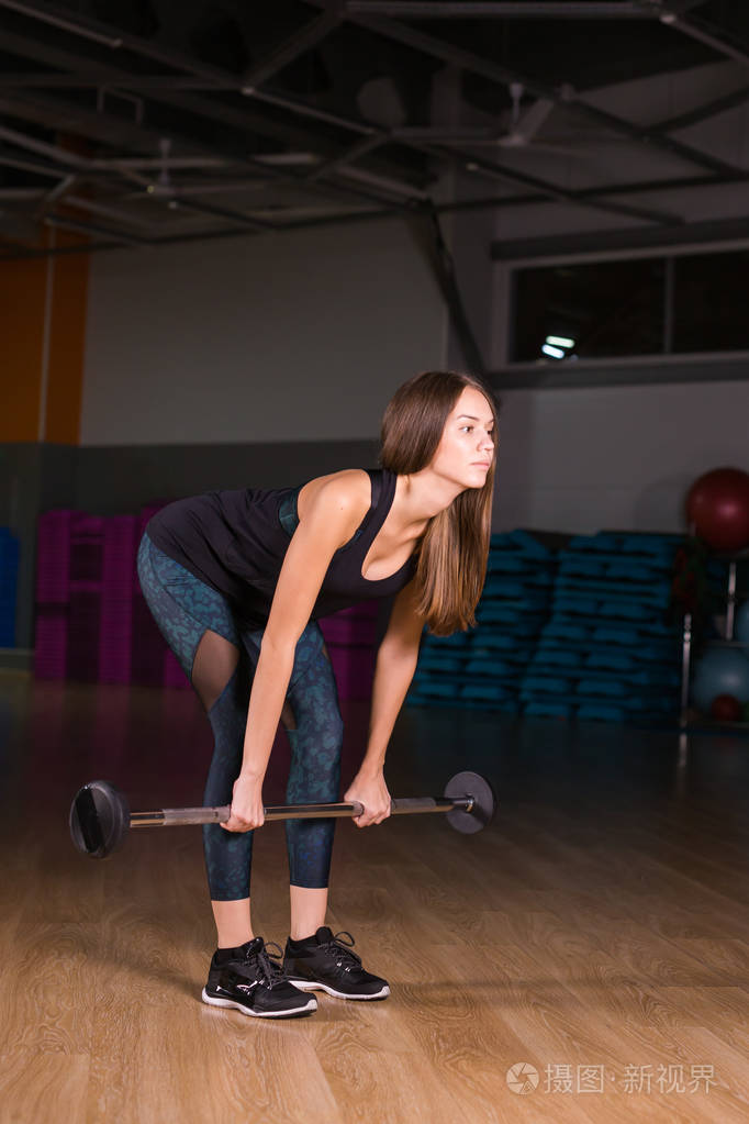 健身, 运动, 训练和 deadlift 概念健身房的杠铃女