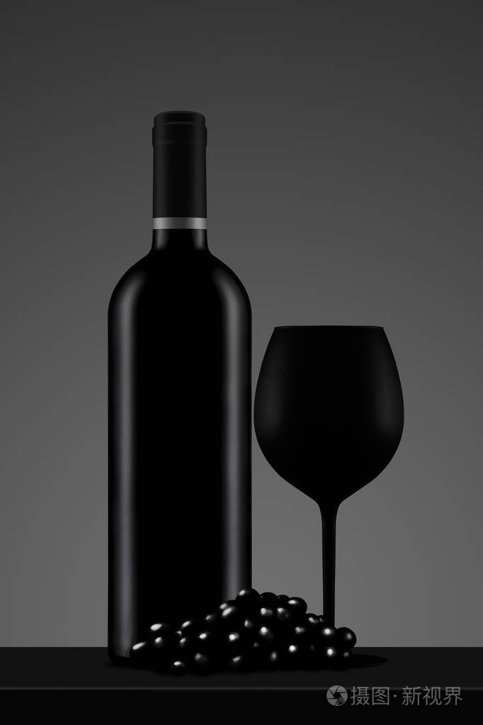 黑色酒瓶玻璃与葡萄