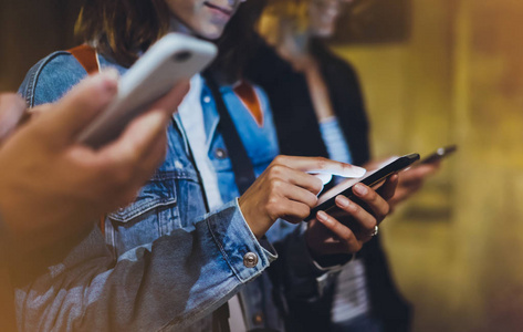 团体成人嬉皮士的朋友使用手现代手机, 街头在线 wi-fi 互联网概掌