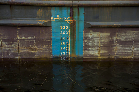 在船舷上标明的吃水船舶排水量照片