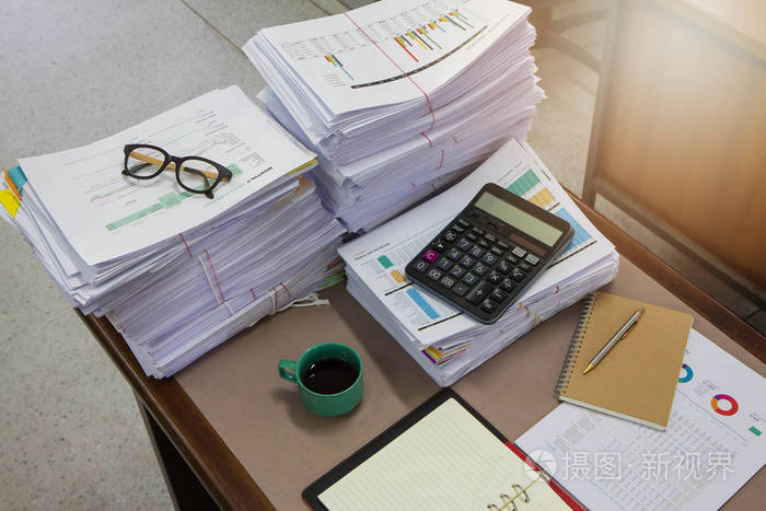 经营理念, 未完成的文件在办公室桌上,堆堆的商务用纸