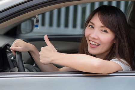 右手驾驶, 显示成功, 接受拇指向上手势30s 成人亚洲华人快乐的商人