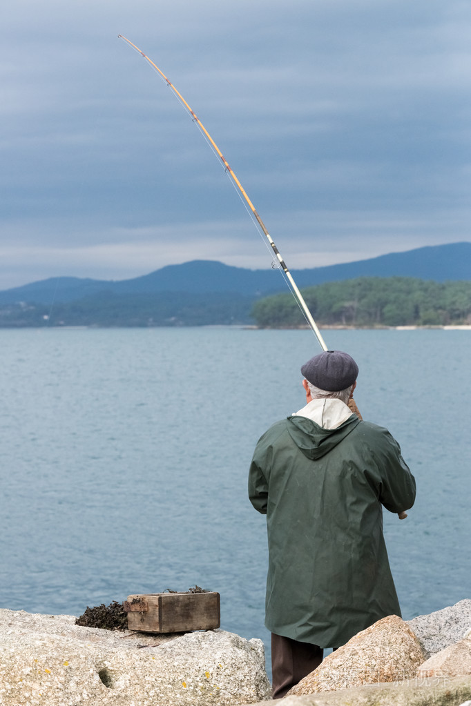 在海洋上钓鱼的老人