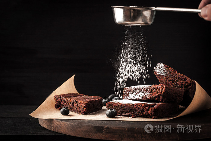 撒糖霜的巧克力布朗尼