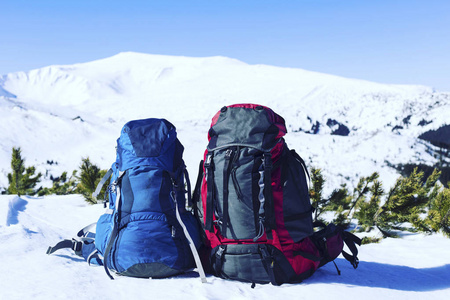 在山中徒步旅行背包与雪的冬天，