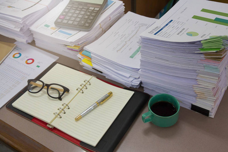 经营理念 未完成的文件在办公室桌上,堆堆的商务用纸摄影图