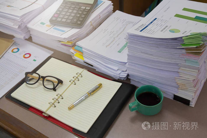 经营理念, 未完成的文件在办公室桌上,堆堆的商务用纸