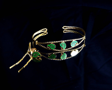 在黑色的 background.earrings 手链 戒指 吊坠金色东部土耳其复古女装手工饰品