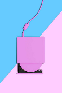 粉红色的苗条便携式 dvd 作家在蓝色和粉红色背景