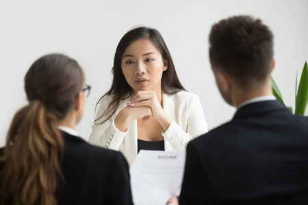 自信的求职者在面试时微笑着与不同的 hr 人照片