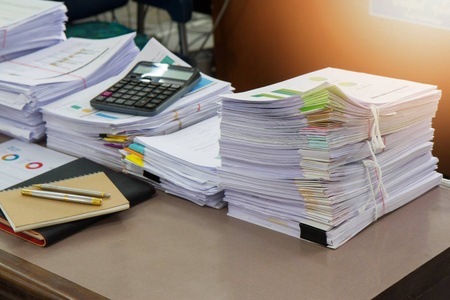 经营理念 未完成的文件在办公室桌上，堆堆的商务用纸