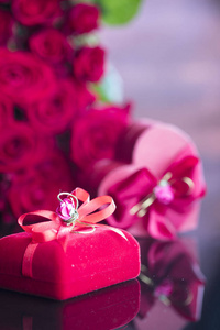 玫瑰和礼物的概念