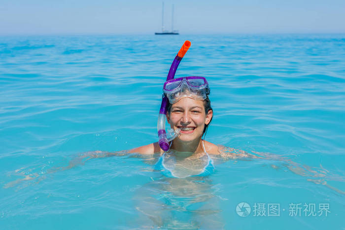 海滨假期潜水女孩浮潜