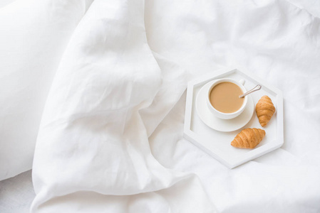 清晨早餐在床上, 咖啡和牛角面包托盘上
