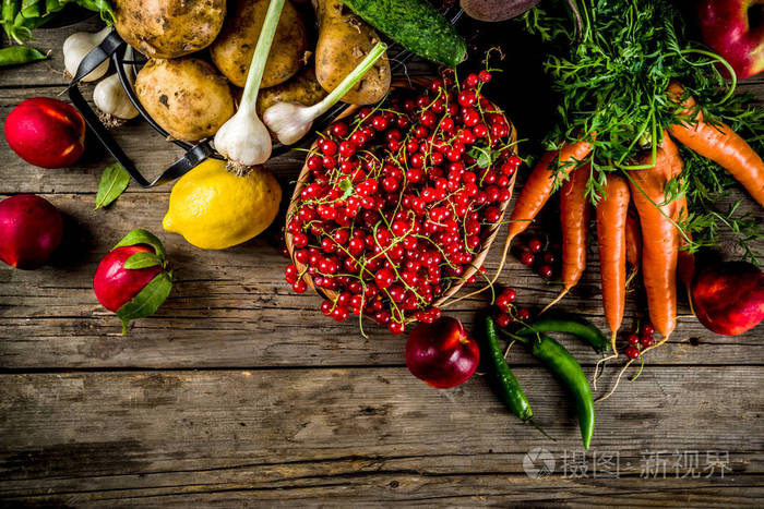 新鲜的夏日水果浆果和蔬菜在木制的田园背景上复制空间上面
