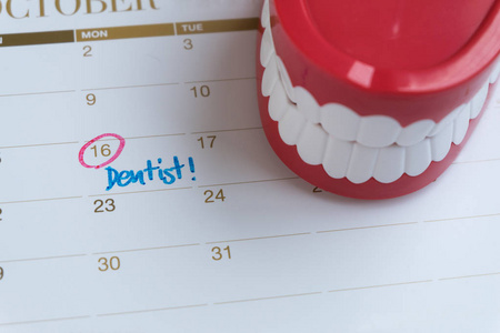 牙医计划日标记在日历上