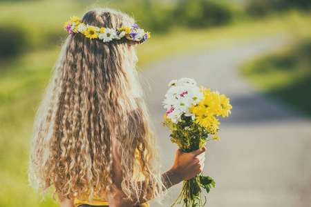 漂亮的金发和花的女人