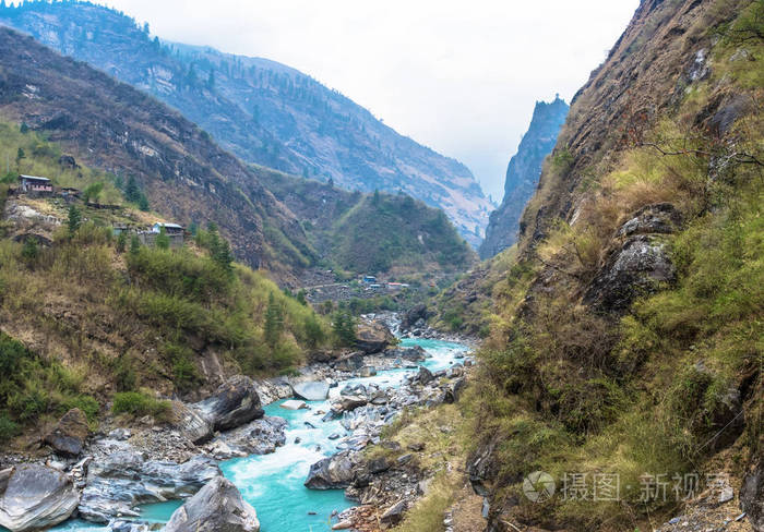 在一个春天的峡谷中的高山河, 喜马拉雅山, 尼泊尔