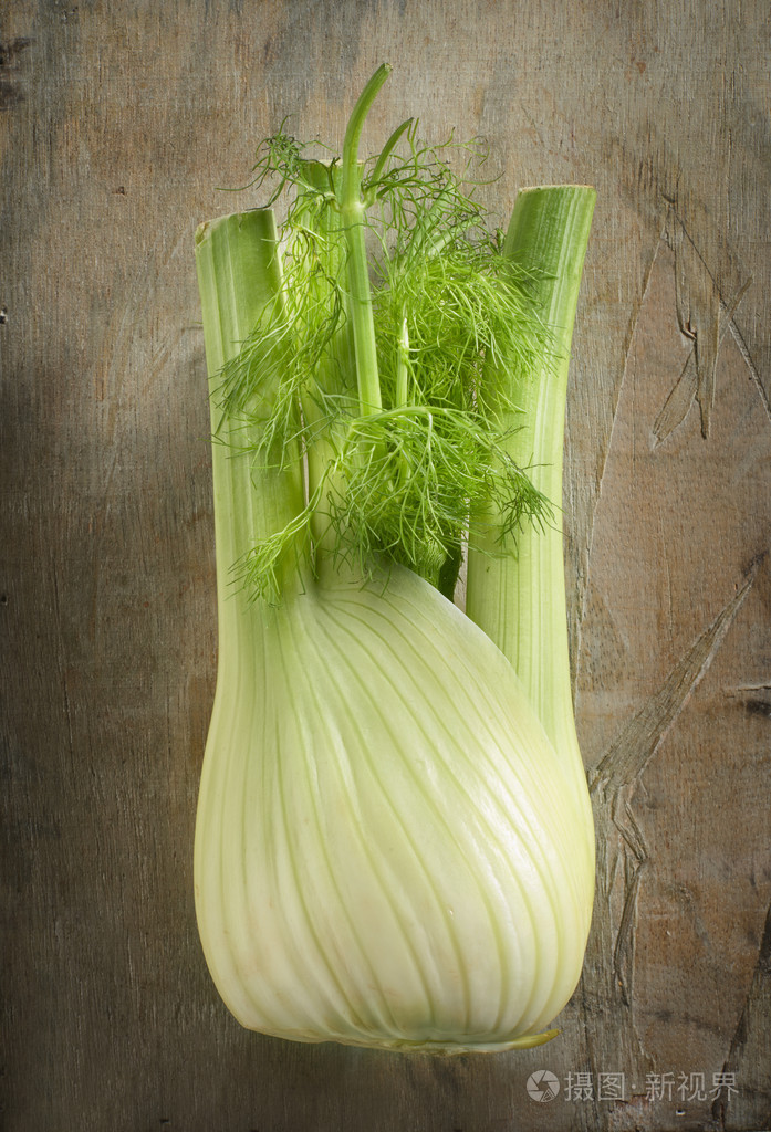 小茴香球茎的食用茎