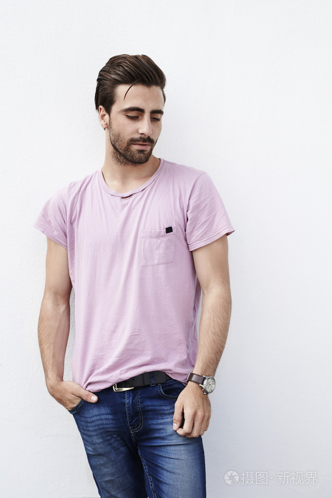 年轻男子向下看