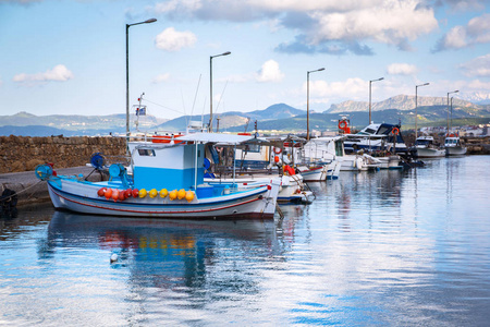 希腊克里特岛海岸线上的渔船