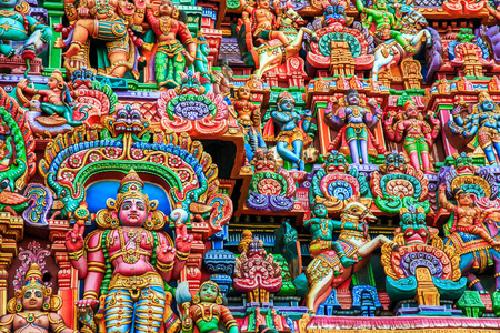 彩色雕刻印度寺庙的墙壁