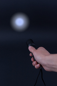 手电筒在手带一束光照片